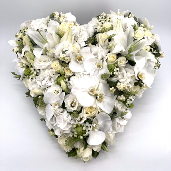 Cœur de fleurs blanches deuil hommage