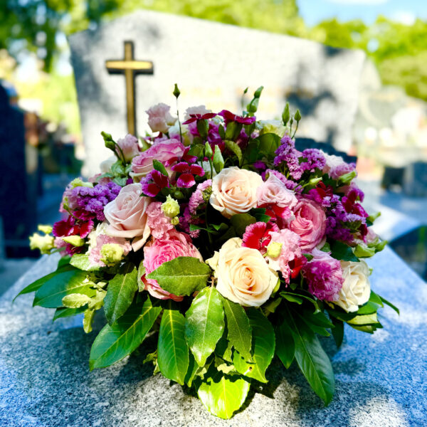 COUSSIN ROND DE FLEURS EN TONS DE ROSE