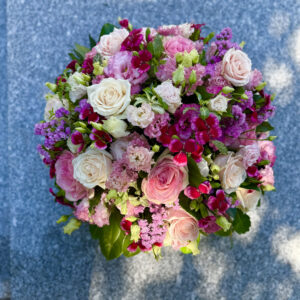 COUSSIN ROND DE FLEURS EN TONS DE ROSE – Image 3