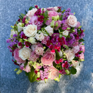 COUSSIN ROND DE FLEURS EN TONS DE ROSE – Image 4
