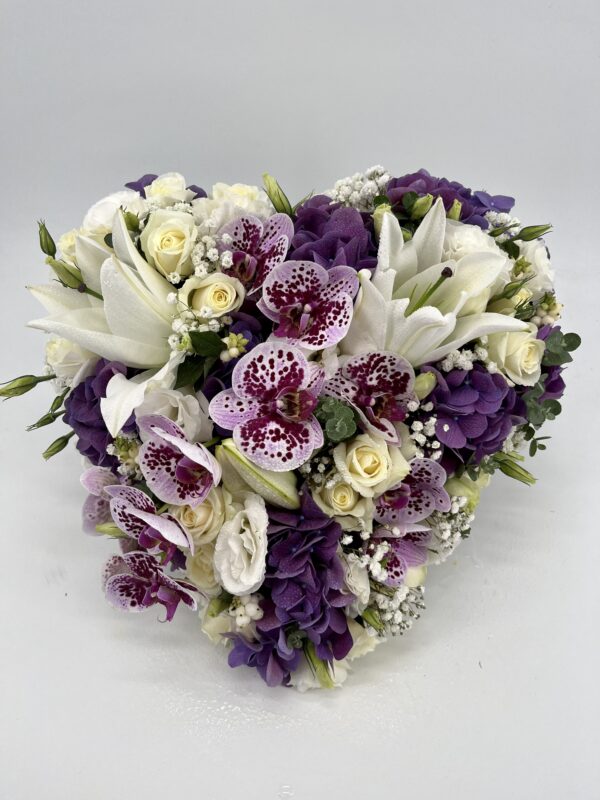 Cœur de fleurs blanches et violettes deuil